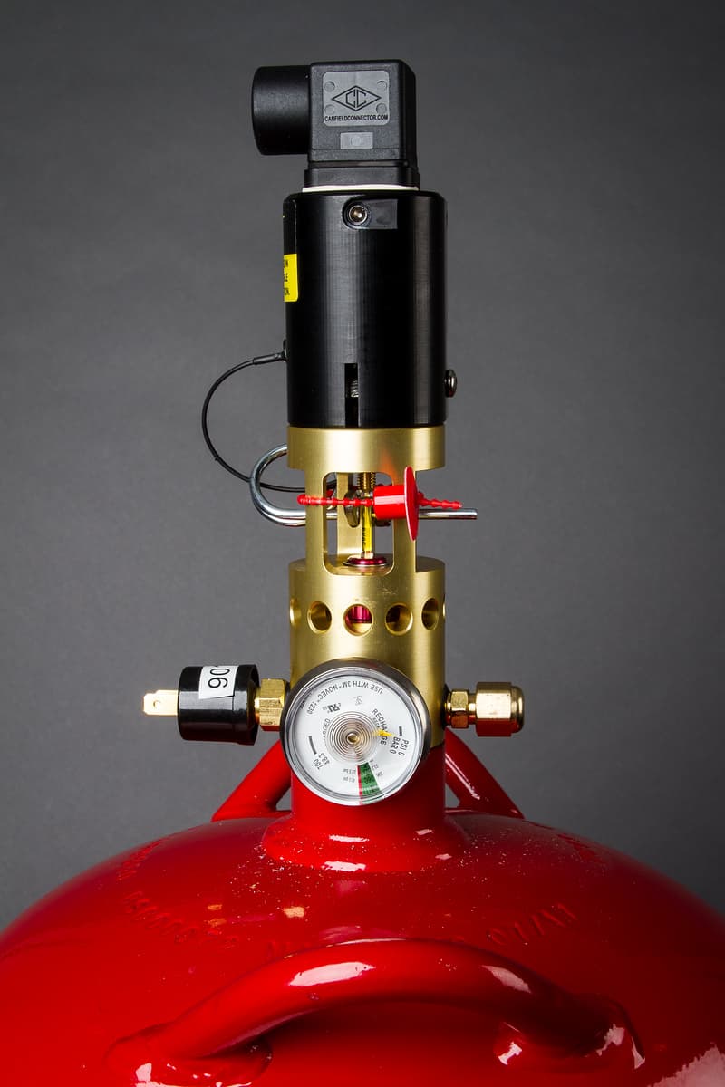 Detalle de cabezal con liberación eléctrica y pin de seguridad Fireboy